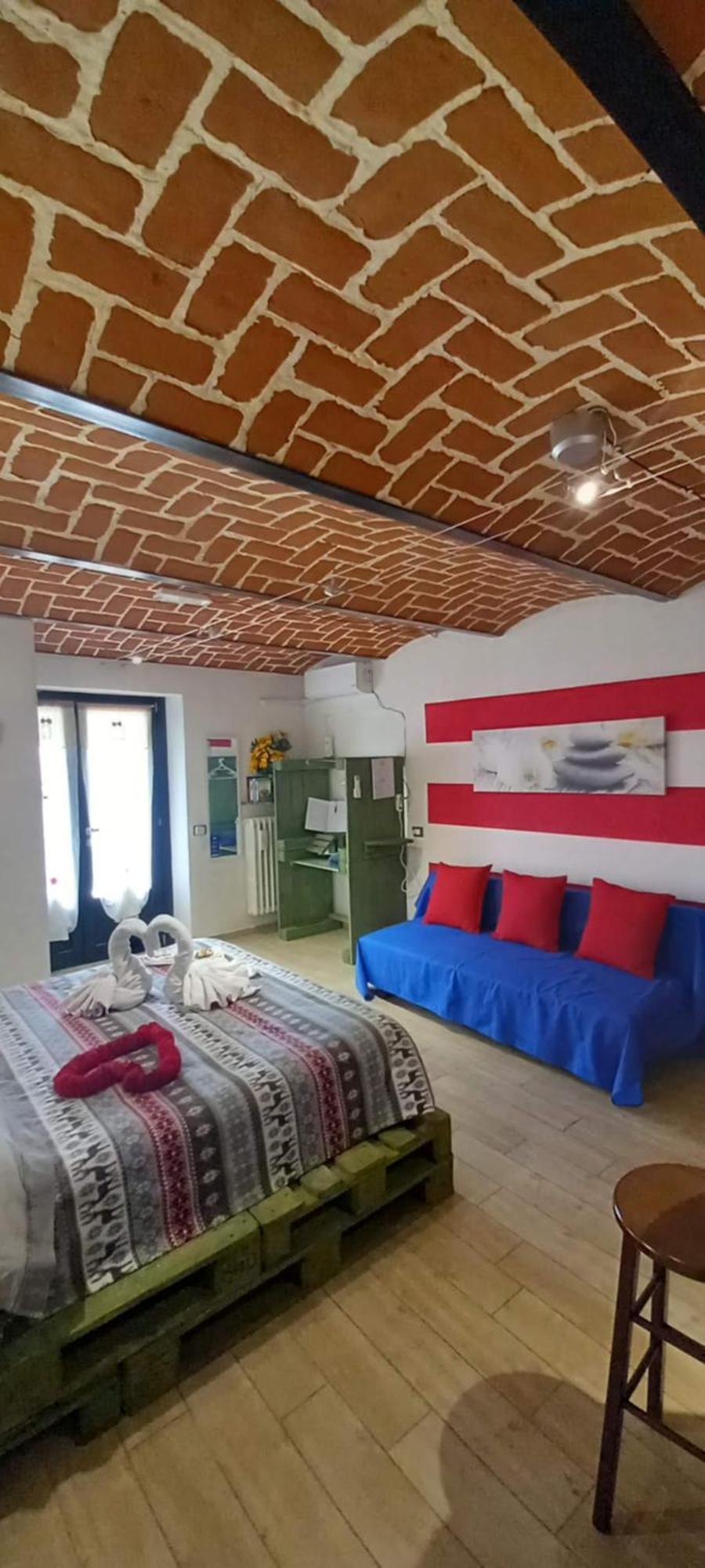 Casa Appartamento Vacanze La Fermata Delle Rondini Castello di Annone Exteriör bild