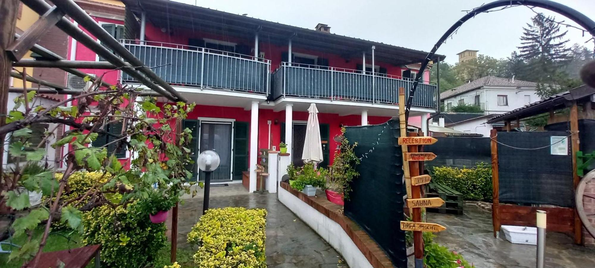 Casa Appartamento Vacanze La Fermata Delle Rondini Castello di Annone Exteriör bild