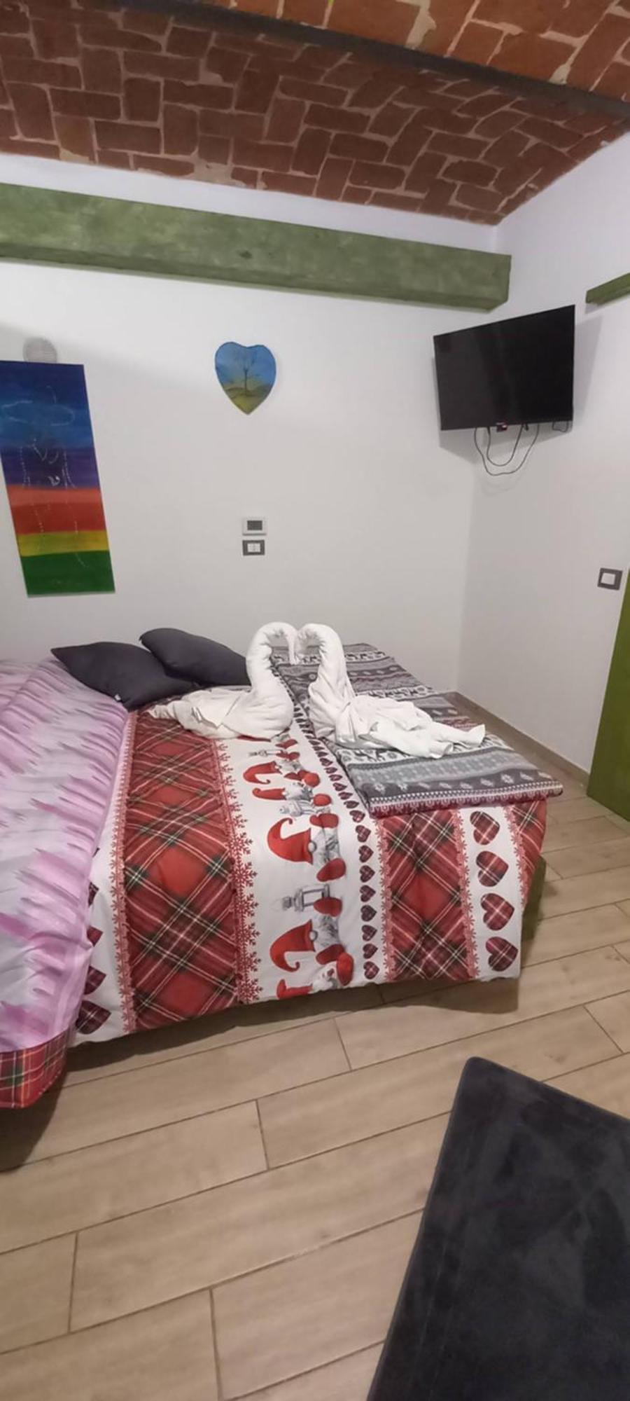 Casa Appartamento Vacanze La Fermata Delle Rondini Castello di Annone Exteriör bild